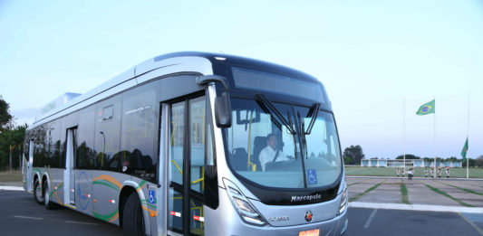 Ônibus Scania movidos a GNV e biogás