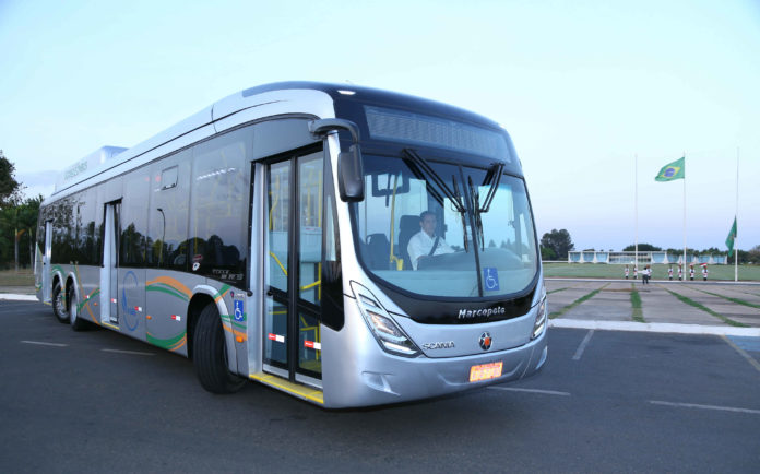 Ônibus Scania movidos a GNV e biogás