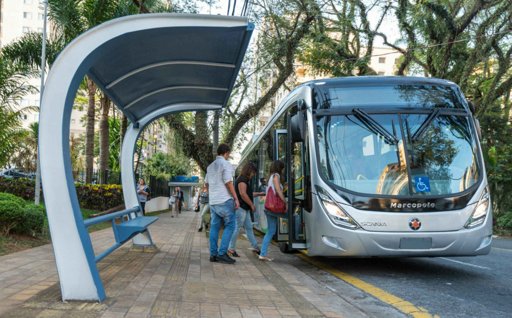 Ônibus Scania movidos a GNV e biogás