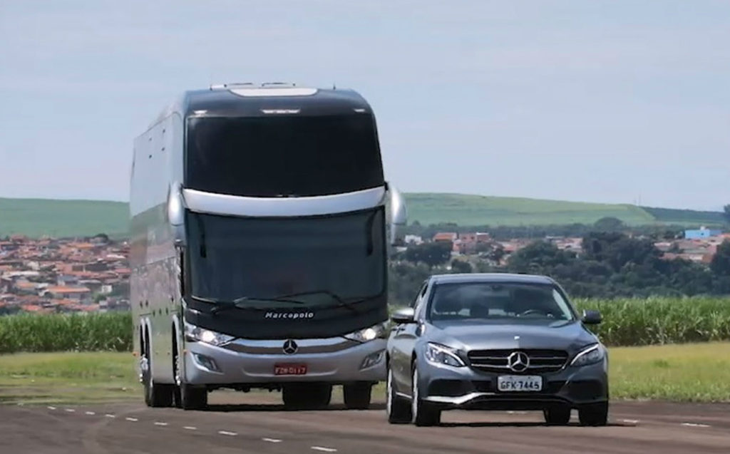 Ônibus Mercedes-Benz O 500 RS com sistema autônomo ACC