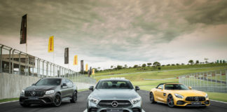Mercedes-AMG CLS 53 (cinza), do Mercedes-AMG GT C Roadster (amarelo) e do Mercedes-AMG GLC 63 S 4Matic+ Coupé (marron)
