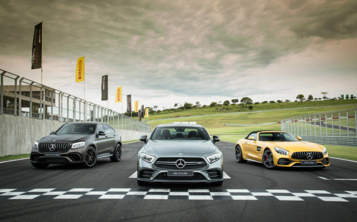 Mercedes-AMG CLS 53 (cinza), do Mercedes-AMG GT C Roadster (amarelo) e do Mercedes-AMG GLC 63 S 4Matic+ Coupé (marron)