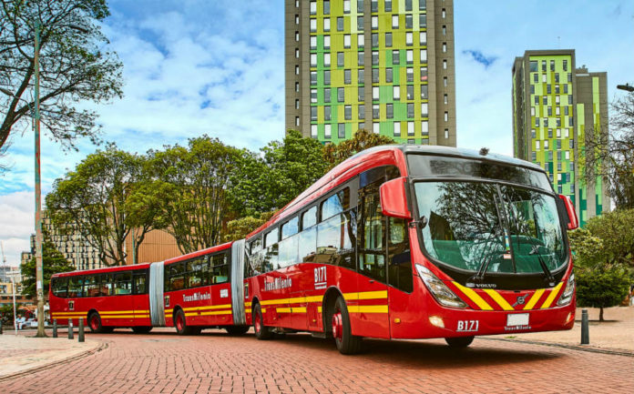 Ônibus biarticulado Volvo na Transmilênio